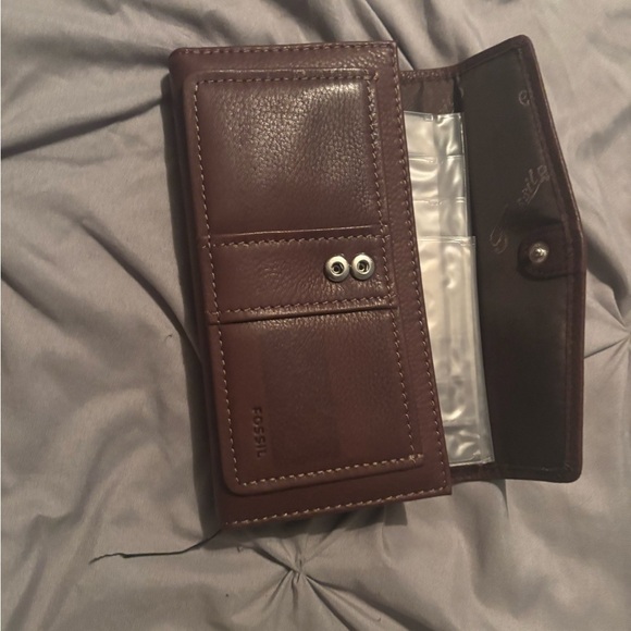 Fossil Brown Leather Wallet with Elegant Wave Design - Picture 7 of 10